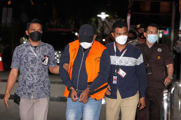 Izil Azhar tiba di Kantor KPK pada pukul 19.43 WIB dengan tangan terborgol dan menggunakan rompi oranye bertuliskan Tahanan KPK.