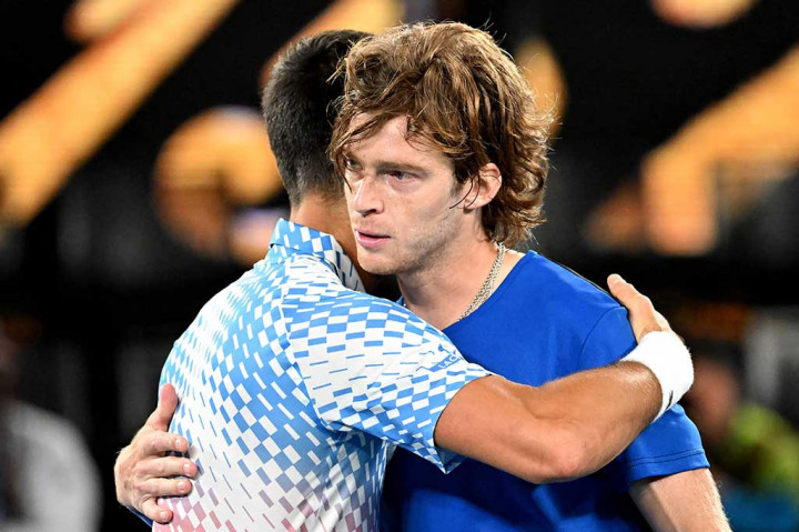 Petenis Serbia tersebut melangkah ke babak empat besar usai mempermalukan rivalnya dari Rusia Andrey Rublev dengan skor 6-1, 6-2, 6-4 di Rod Lover Arena. 