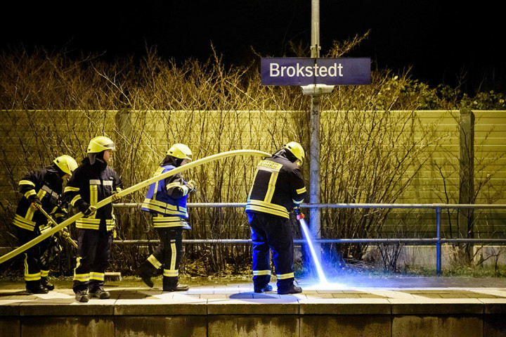 Petugas pemadam kebakaran membersihkan peron di stasiun kereta di Brokstedt, Jerman utara, setelah dua orang tewas dan beberapa lainnya terluka dalam serangan pisau di sebuah kereta regional antara kota-kota di Hamburg dan Kiel, Rabu, 25 Januari 2023 waktu setempat.
