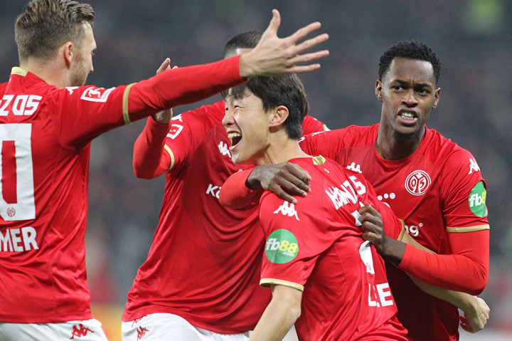 Mainz berhasil unggul terlebih dahulu saat pertandingan baru berjalan dua menit lewat tandukan Lee Jae Sung dari situasi tendangan sudut dan bola bersarang ke gawang Dortmund.