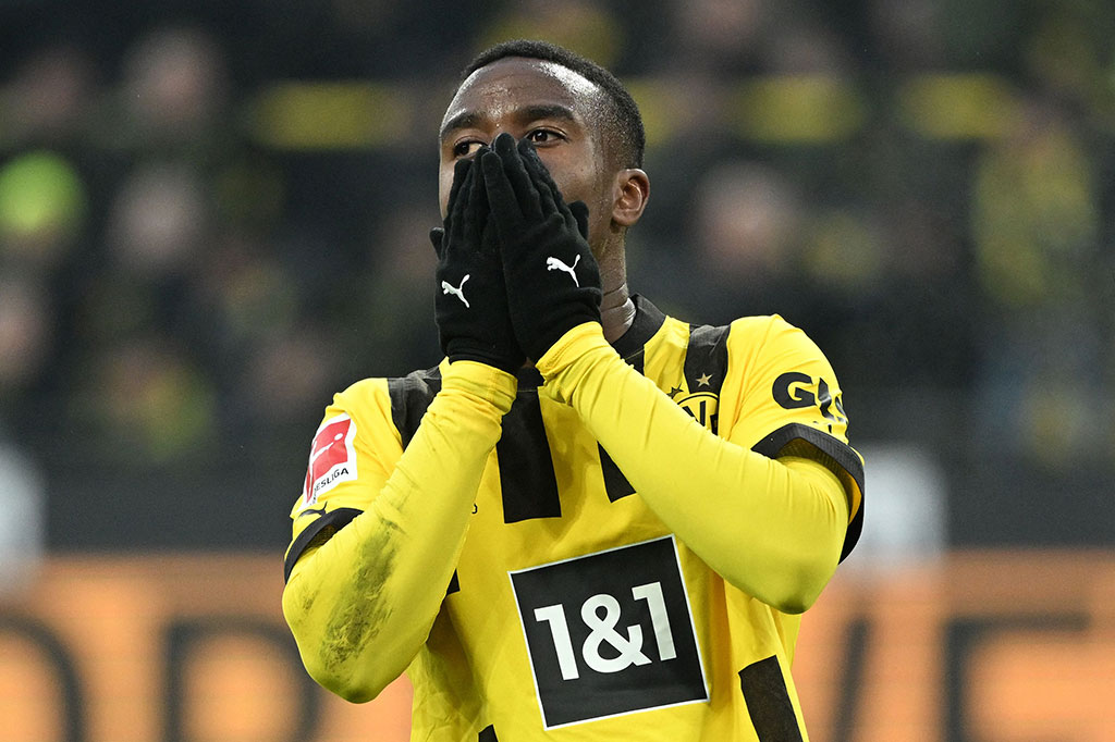 Youssoufa Moukoko berpeluang membalikkan keunggulan untuk Dortmund beberapa saat kemudian, saat ia berdiri tanpa kawalan di kotak penalti Mainz. Sayang sepakannya melebar. Skor 1-1 bertahan hingga jeda.