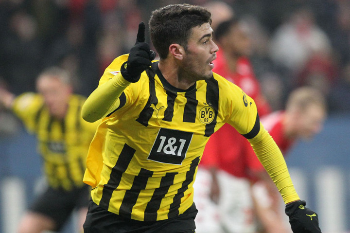 Saat pertandingan terlihat akan berakhir imbang, Haller meneruskan bola tendangan sudut kepada Reyna, yang tidak membuang peluang untuk menceploskan bola ke gawang tuan rumah untuk mengunci kemenangan Dortmund menjadi 2-1 pada menit ke-90+4.