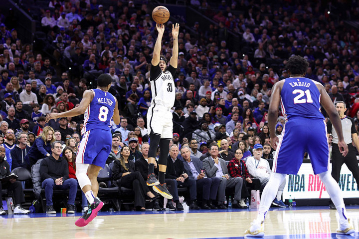 Di kubu tim tamu, Seth Curry mencetak poin tertingginya dalam satu pertandingan pada musim ini yakni 32 poin, diikuti oleh Kyrei Irving 30 poin untuk Nets.