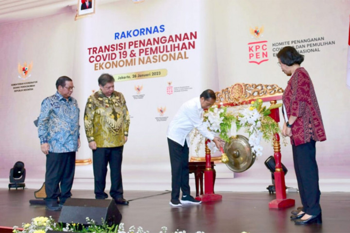 Kepala Negara mengaku akhirnya tidak memberlakukan lockdown karena berdasarkan perhitungannya kebijakan itu berpotensi menimbulkan kerusuhan dalam kurun waktu 2-3 pekan sejak diberlakukan.