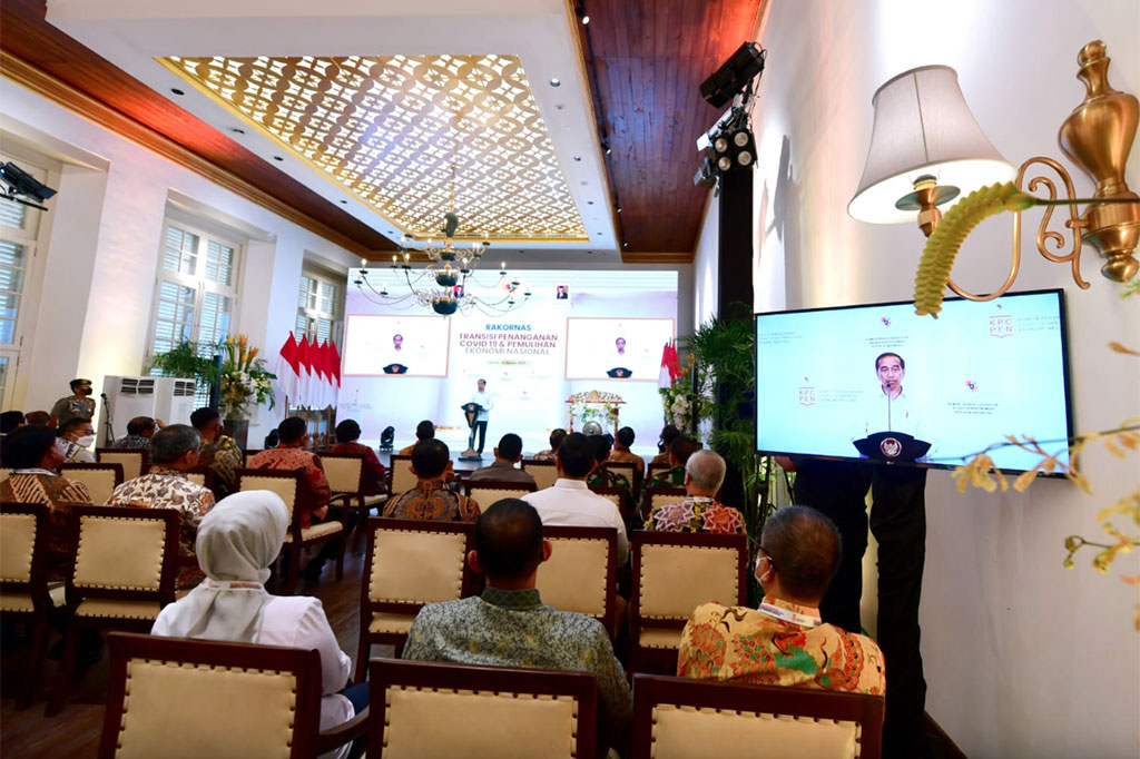 Presiden juga sempat menceritakan tantangan besar yang dihadapi pemerintah dalam penanganan pandemi covid-19 terutama berkenaan dengan dampak yang ditimbulkan terhadap perekonomian, termasuk keputusan tidak memberlakukan karantina wilayah menyeluruh atau lockdown.