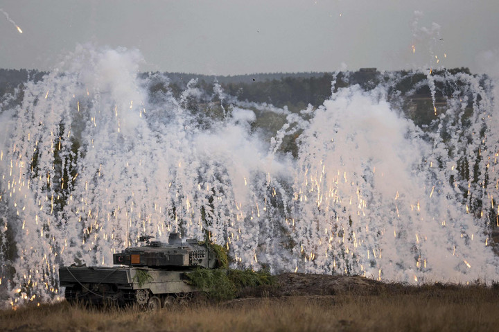 Sementara itu, Menteri Pertahanan Boris Pistorius mengatakan tank tempur Leopard pertama dari Jerman akan dikirimkan ke Ukraina dalam waktu sekitar tiga bulan. 
