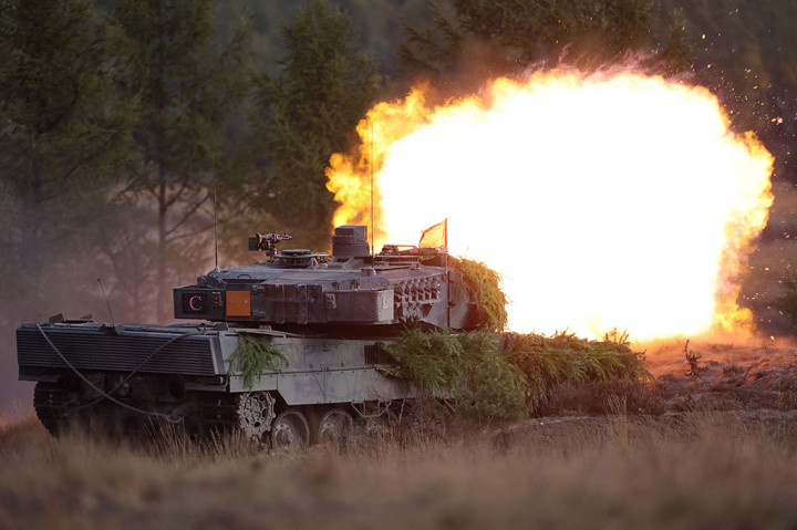 Juru bicara Kementerian Pertahanan Jerman Arne Collatz pada Rabu, 25 Januari 2023 waktu setempat, mengatakan negaranya berencana untuk mulai melatih tentara Ukraina dalam penggunaan tank Leopard 2 dalam beberapa hari ke depan.