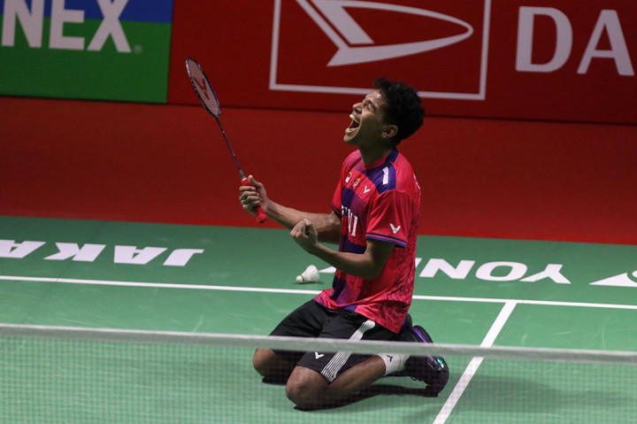 Pebulu tangkis tunggal putra Chico Aura Dwi Wardoyo berhasil menumbangkan juara dunia 2021 asal Singapura, Loh Kean Yew, pada babak 16 besar BWF World Tour Super 500 Indonesia Masters 2022, Kamis, 26 Januari 2023. Chico pun berselebrasi.