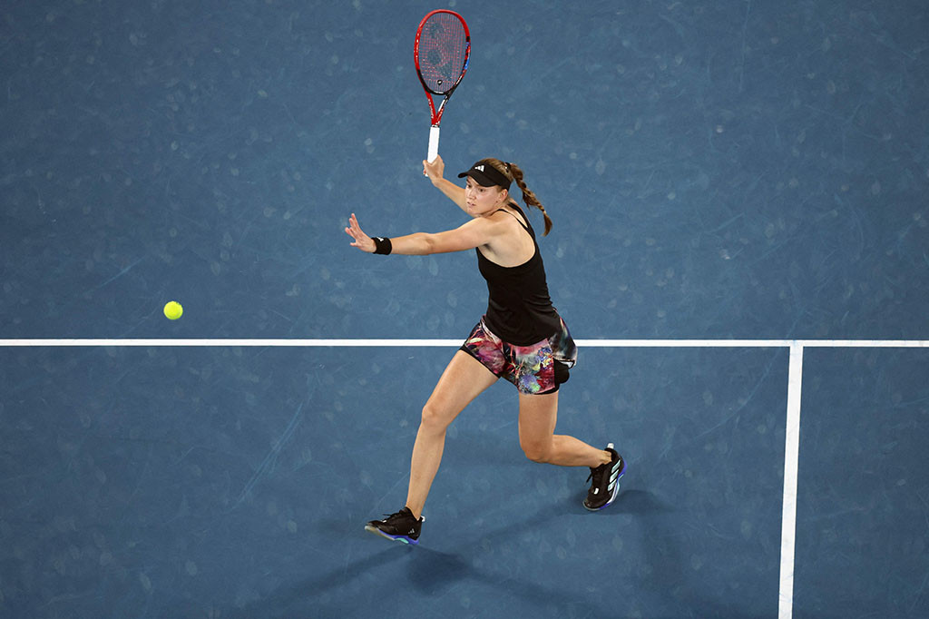 Rybakina memenangi laga semifinal hari ini dengan skor 7-6 (7/4), 6-3. Dia selanjutnya akan bertemu pemenang laga antara Aryna Sabalenka dan Magna Linette untuk partai puncak pada Sabtu, 28 Januari nanti.