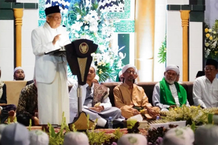 Wakil Presiden (Wapres) Ma'ruf Amin menghadiri Haul ke-18 KH Muhammad Zaini Abdul Ghani (Abah Guru Sekumpul) di kediaman Gubernur Kalimantan Selatan (Kalsel) Sahbirin Noor, Kabupaten Banjar, Kamis, 26 Januari 2023 malam.