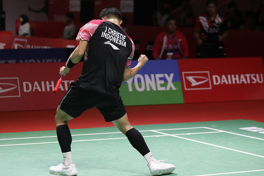 Selebrasi pebulu tangkis tunggal putra Indonesia Jonatan Christie setelah berhasil mengalahkan tunggal putra India Lakshya Sen pada babak perempatfinal Daihatsu Indonesia Masters 2023 di Istora Gelora Bung Karno, Jakarta, Jumat, 27 Januari 2023.