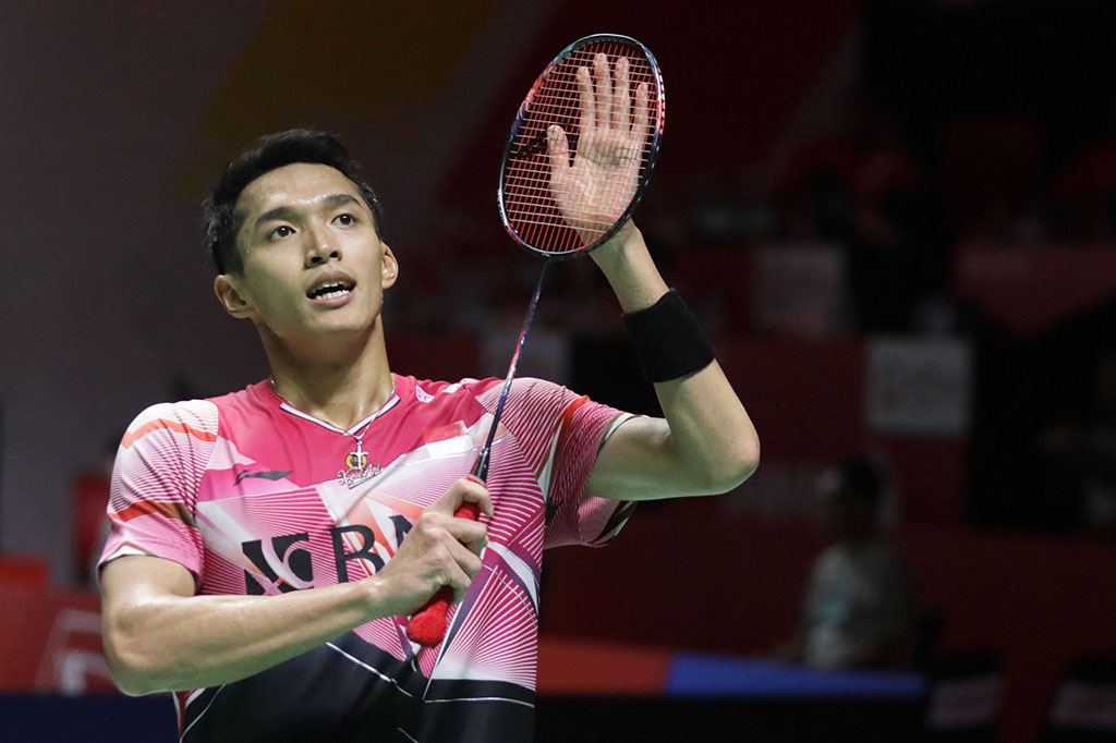 Unggulan keempat tersebut harus lebih dulu kehilangan gim pertama, sebelum akhirnya mengunci kemenangan dua gim setelahnya. Jonatan akhirnya membukukan kemenangan atas Lakshya dengan skor 15-21, 21-10, 21-13. 