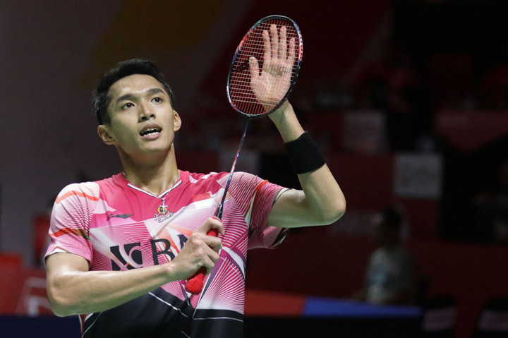 Unggulan keempat tersebut harus lebih dulu kehilangan gim pertama, sebelum akhirnya mengunci kemenangan dua gim setelahnya. Jonatan akhirnya membukukan kemenangan atas Lakshya dengan skor 15-21, 21-10, 21-13. 