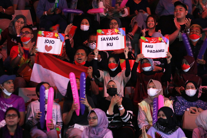 Dukungan penonton untukp ebulu tangkis tunggal putra Indonesia Jonatan Christie saat melawan tunggal putra India Lakshya Sen.