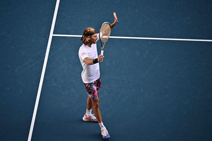 Stefanos Tsitsipas melakukan selebrasi usai memastikan diri melangkah ke babak final Australian Open di Melbourne, Jumat 27 Januari 2023.