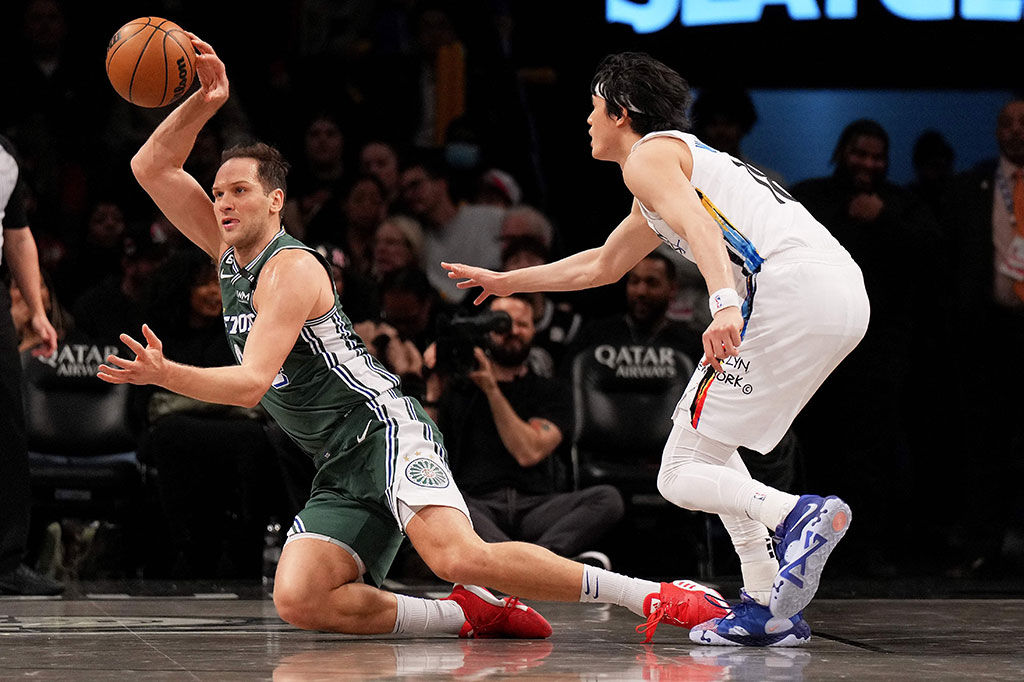 Sementara Alec Burks menambahkan 20 poin, Jalen Duren 17 poin, Jaden Ivey dan Killian Hayes 16 poin, Hamidou Diallo 12 poin, dan Bojan Bodganovic bersama Isaiah Stewart masing-masing 11 poin.