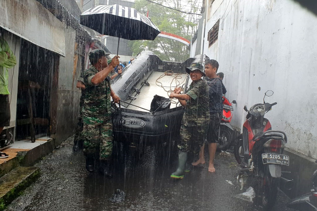 Hujan deras dengan intensitas tinggi yang mengguyur Kota Manado, Sulawesi Utara dan sekitarnya sejak Jumat, 27 Januari 2023 dini hari WITA, menyebabkan terjadinya bencana banjir hingga tanah longsor di berbagai titik. Ratusan prajurit TNI AD dikerahkan untuk membantu para korban banjir dan longsor di wilayah tersebut.