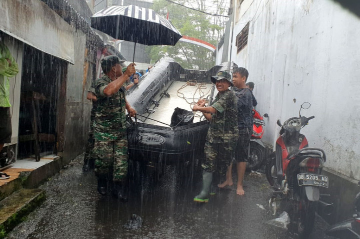 Hujan deras dengan intensitas tinggi yang mengguyur Kota Manado, Sulawesi Utara dan sekitarnya sejak Jumat, 27 Januari 2023 dini hari WITA, menyebabkan terjadinya bencana banjir hingga tanah longsor di berbagai titik. Ratusan prajurit TNI AD dikerahkan untuk membantu para korban banjir dan longsor di wilayah tersebut.