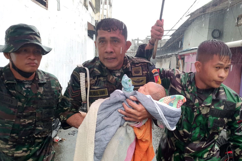 Sementara itu, melalui komando kewilayahan setempat dalam hal ini satuan jajaran Kodam XIII/Merdeka dengan sigap menyebar dan turun langsung menerjunkan ratusan personelnya ke lokasi bencana untuk mengevakuasi warga yang terdampak banjir dan longsor dengan mengerahkan sejumlah perahu LCR dan mendirikan posko pengungsi dan dapur lapangan.