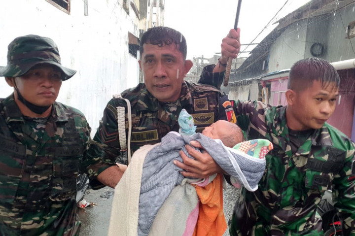 Sementara itu, melalui komando kewilayahan setempat dalam hal ini satuan jajaran Kodam XIII/Merdeka dengan sigap menyebar dan turun langsung menerjunkan ratusan personelnya ke lokasi bencana untuk mengevakuasi warga yang terdampak banjir dan longsor dengan mengerahkan sejumlah perahu LCR dan mendirikan posko pengungsi dan dapur lapangan.