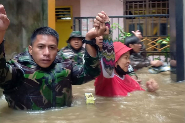 Dengan perahu LCR, para prajurit langsung mendekati kediaman warga yang sudah terperangkap banjir yang semakin tinggi. Kaum lansia dan bayi menjadi prioritas utama penyelamatan. 