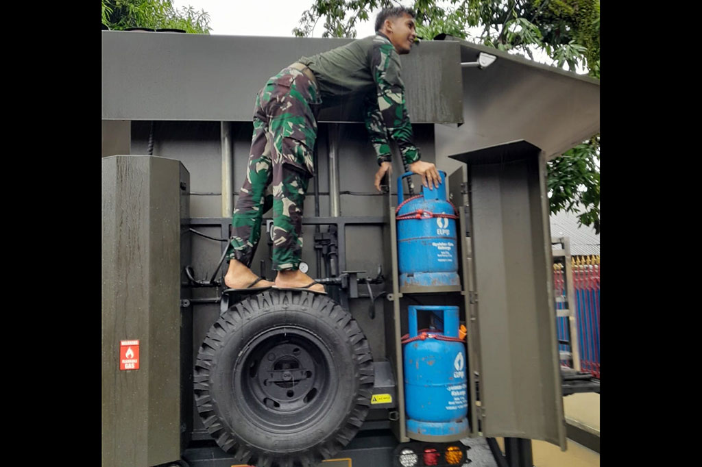 Pada keadaan darurat ini para pengungsi diarahkan ke posko TNI terdekat yang berada di seputaran Makorem 131/Santiago yang aman dari genangan banjir. 