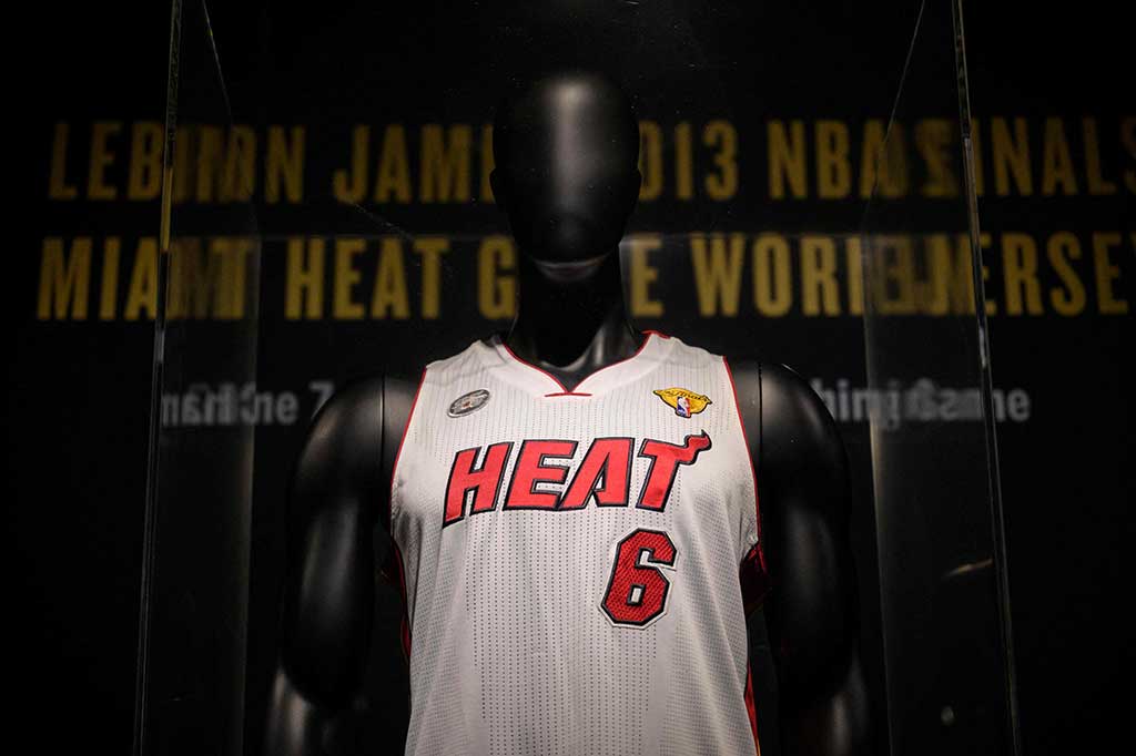 Jersey superstar bola basket LeBron James yang dikenakan saat pertandingan terjual dilelang seharga USD3,7 juta (setara aRp55 miliar), lima kali lebih mahal dari rekor sebelumnya untuk salah satu kausnya.