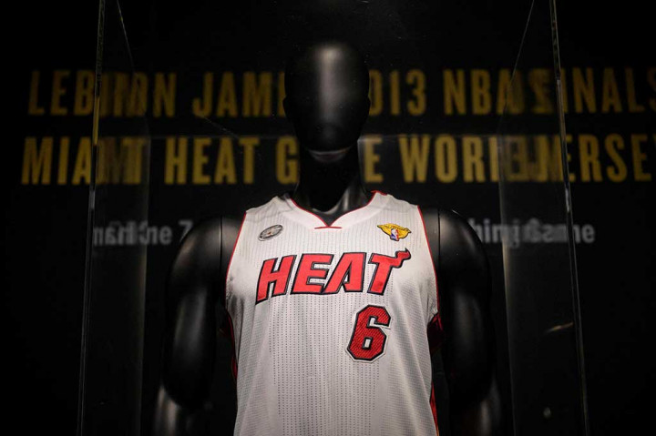 Jersey superstar bola basket LeBron James yang dikenakan saat pertandingan terjual dilelang seharga USD3,7 juta (setara aRp55 miliar), lima kali lebih mahal dari rekor sebelumnya untuk salah satu kausnya.