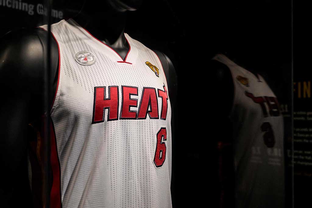 Sotheby's di New York, Jumat, 27 Januari 2023, menjual jersey yang dikenakan James saat bermain untuk Miami Heat dalam kemenangan tujuh pertandingan final NBA 2013 melawan San Antonio Spurs.