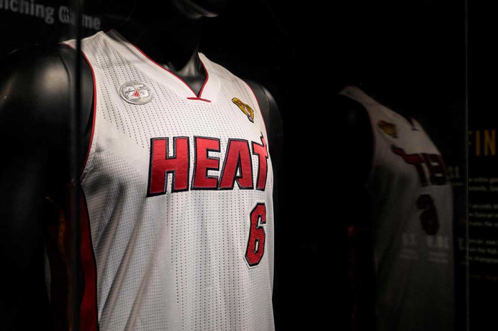 Sotheby's di New York, Jumat, 27 Januari 2023, menjual jersey yang dikenakan James saat bermain untuk Miami Heat dalam kemenangan tujuh pertandingan final NBA 2013 melawan San Antonio Spurs.