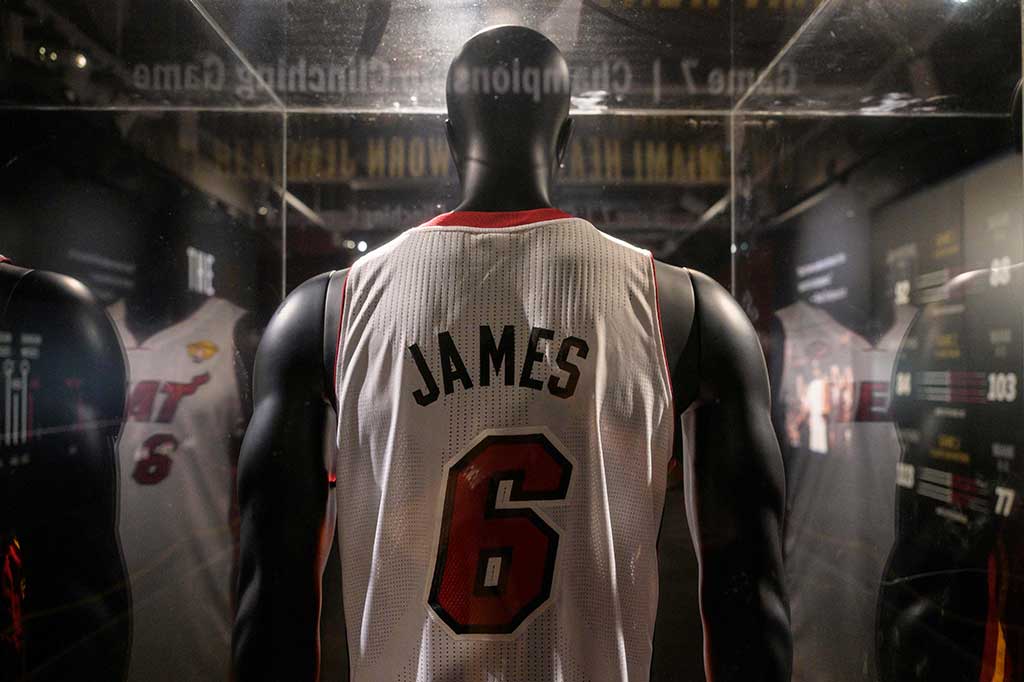 Jersey itu memecahkan rekor sebelumnya sebesar USD630.000 untuk jersey James All-Star yang dikenakan pada tahun 2020.