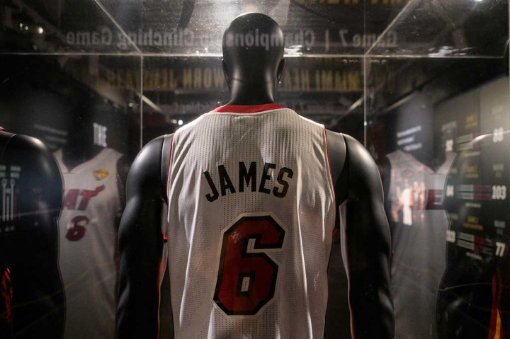 Jersey itu memecahkan rekor sebelumnya sebesar USD630.000 untuk jersey James All-Star yang dikenakan pada tahun 2020.