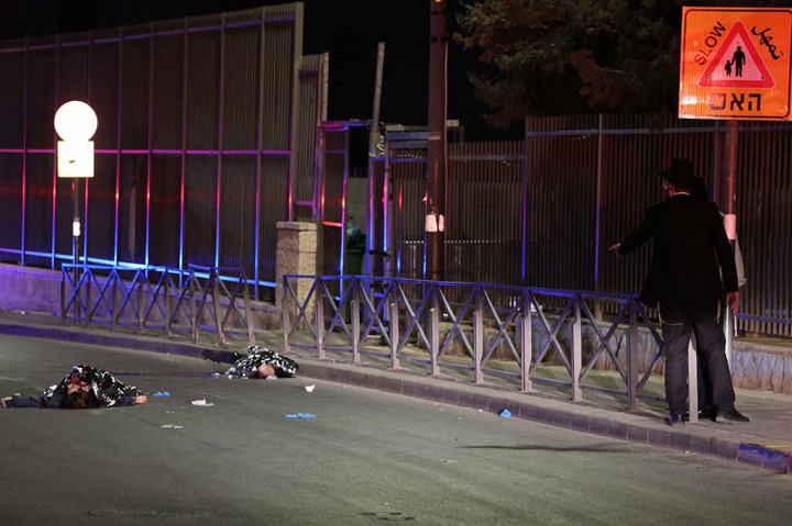 Polisi mengatakan bahwa sekitar pukul 20:15 (1815 GMT) seorang teroris tiba di sebuah sinagoge di bulevar Neve Yaakov di Yerusalem dan mulai menembaki sejumlah orang. 