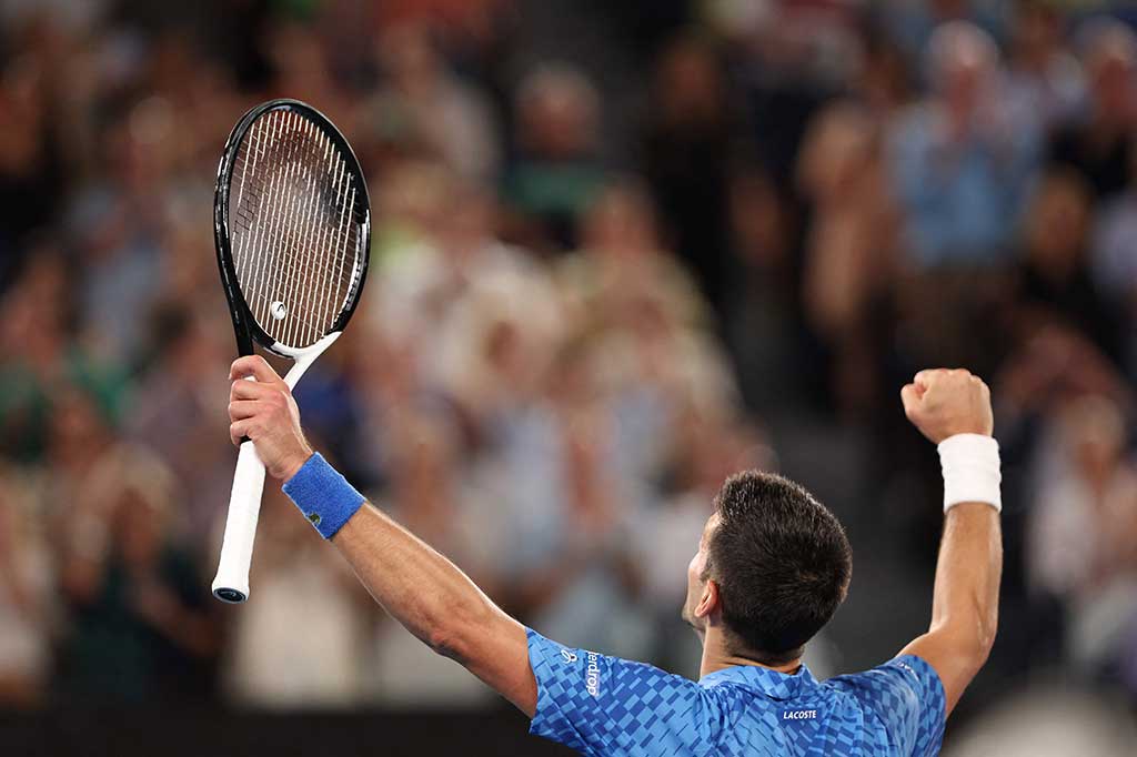 Petenis Serbia Novak Djokovic melakukan selebrasi  setelah mengalahkan petenis Amerika Serika Tommy Paul di semifinal Australian Open, Jumat, 27 Januari 2023.