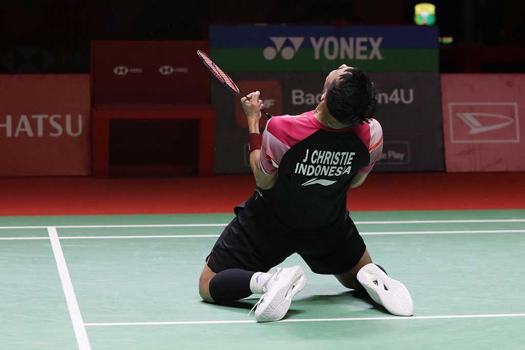 Pebulu tangkis tunggal putra Indonesia Jonatan Christie melakukan selebrasi setelah berhasil mengalahkan tunggal putra Tiongkok Shi Yu Qi pada babak semifinal Daihatsu Indonesia Masters 2023 di Istora Gelora Bung Karno, Jakarta, Sabtu, 28 Januari 2023. 
