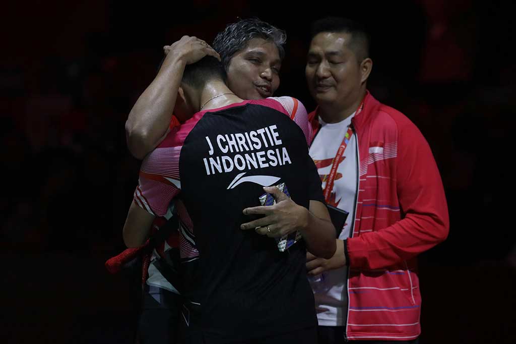 Jojo memeluk pelatih setelah mengalahkan Shi Yu Qi.