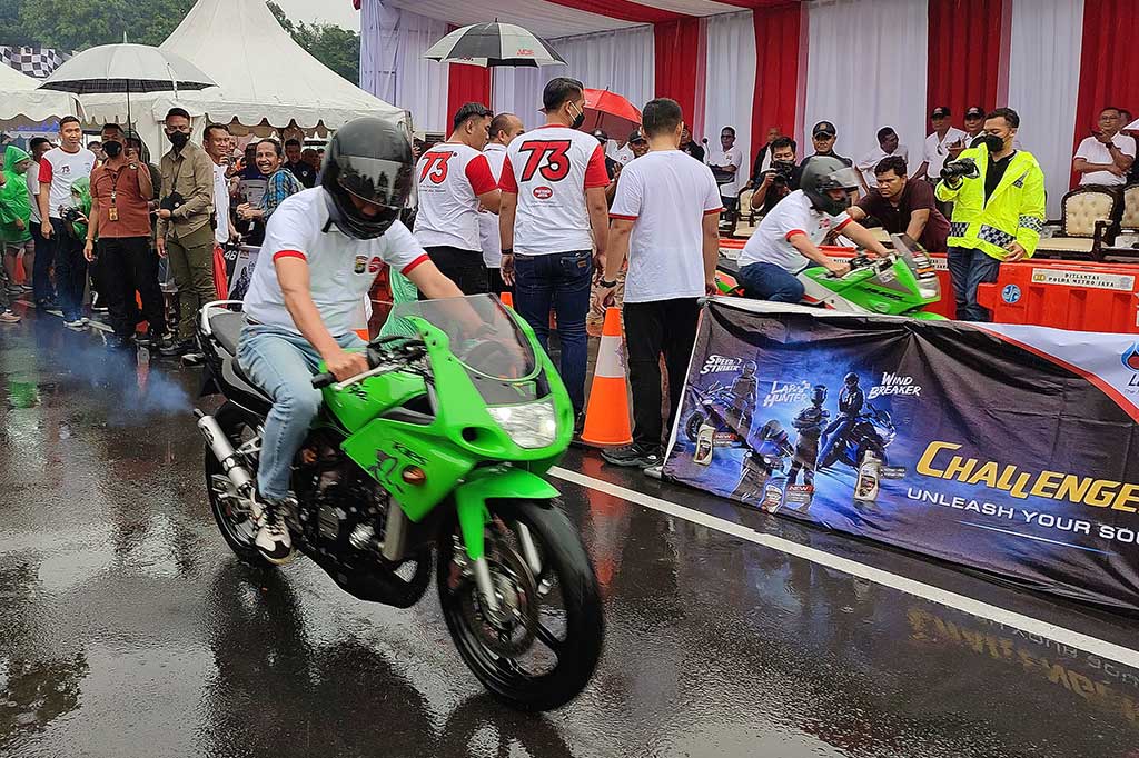 Penjabat (Pj) Gubernur DKI Jakarta Heru Budi Hartono (kiri) beradu kencang dengan Kapolda Metro Jaya Irjen Fadil Imran saat hadir pada ajang balap jalanan atau street race di kawasan Kemayoran, Jakarta Pusat, Sabtu, 28 Januari 2023.