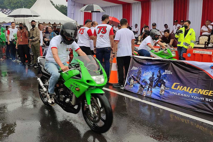 Penjabat (Pj) Gubernur DKI Jakarta Heru Budi Hartono (kiri) beradu kencang dengan Kapolda Metro Jaya Irjen Fadil Imran saat hadir pada ajang balap jalanan atau street race di kawasan Kemayoran, Jakarta Pusat, Sabtu, 28 Januari 2023.