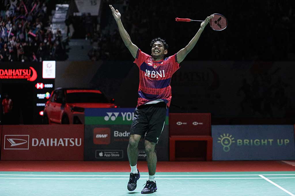 Pebulu tangkis tunggal putra Indonesia Chico Aura Dwi Wardoyo melakukan selebrasi usai mengalahkan tunggal putra Hong Kong NG Ka Long Angus pada babak semifinal Daihatsu Indonesia Masters 2023 di Istora Gelora Bung Karno, Jakarta, Sabtu, 28 Januari 2023.