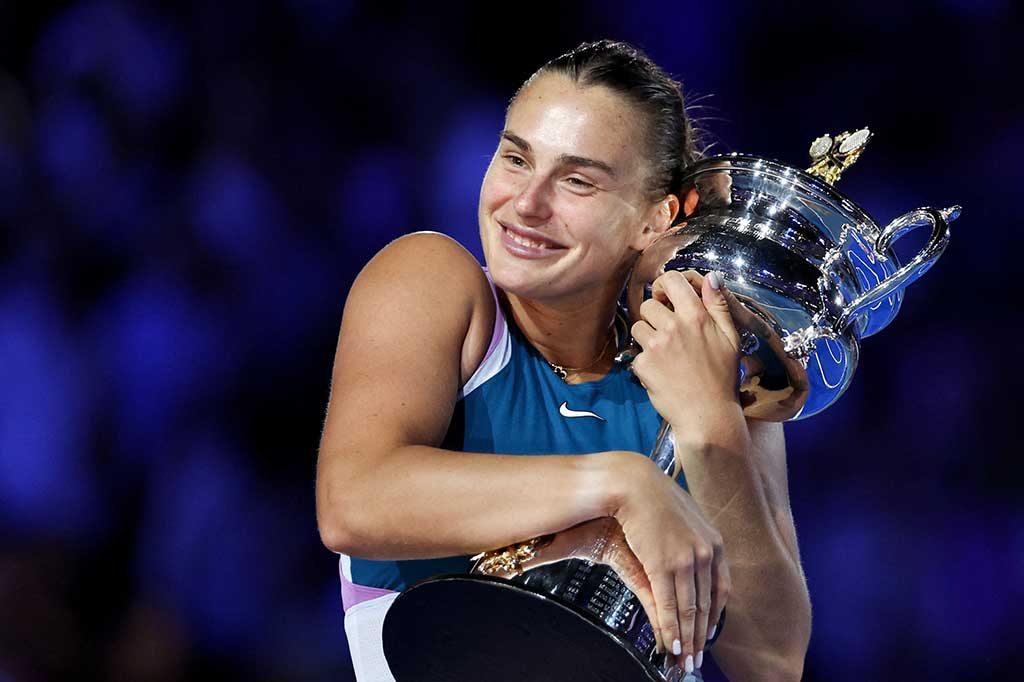 Aryna Sabalenka bangkit dari ketinggalan set pembuka untuk mengalahkan Elena Rybakina dan menjuarai turnamen Australian Open, Sabtu, 28 Januari 2023. Bagi Sabalenka, ini merupakan gelar Grand Slam perdanaya.