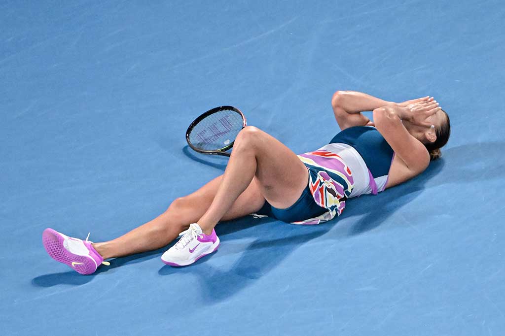 Petenis Belarusia itu langsung jatuh ke lapangan sambil menangis setelah menang 4-6, 6-3, 6-4 atas juara Wimbledon Rybakina selama 2 jam 28 menit di Rod Laver Arena.