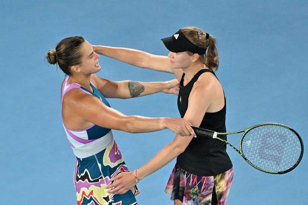 Sabalenka yang berusia 24 tahun menyeka air mata sebelum mendapatkan pelukan hangat dari Rybakina.
