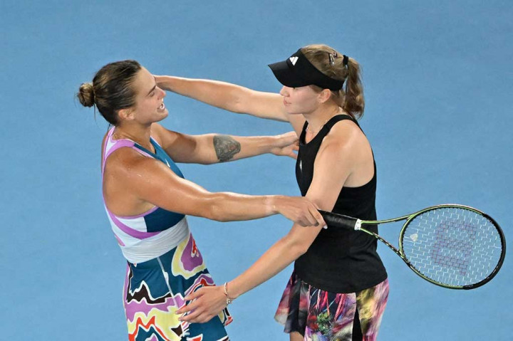 Sabalenka yang berusia 24 tahun menyeka air mata sebelum mendapatkan pelukan hangat dari Rybakina.