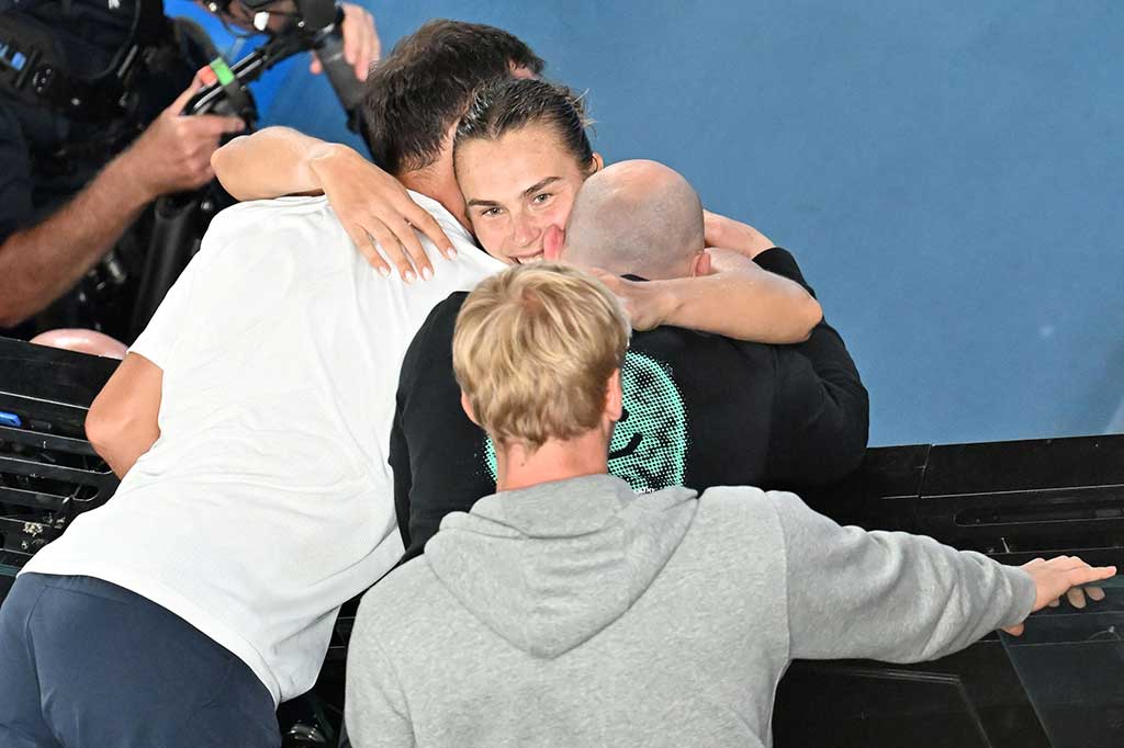 Sabalenka, unggulan kelima, kemudian berlari ke tempat duduknya untuk merayakan dengan gembira bersama timnya.