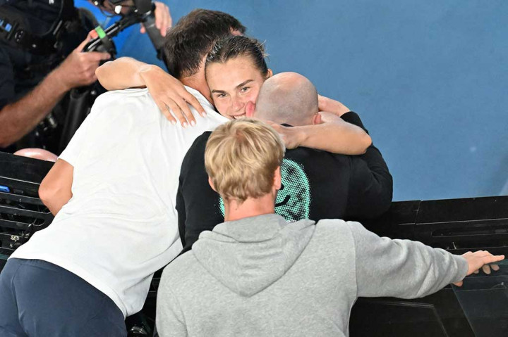 Sabalenka, unggulan kelima, kemudian berlari ke tempat duduknya untuk merayakan dengan gembira bersama timnya.