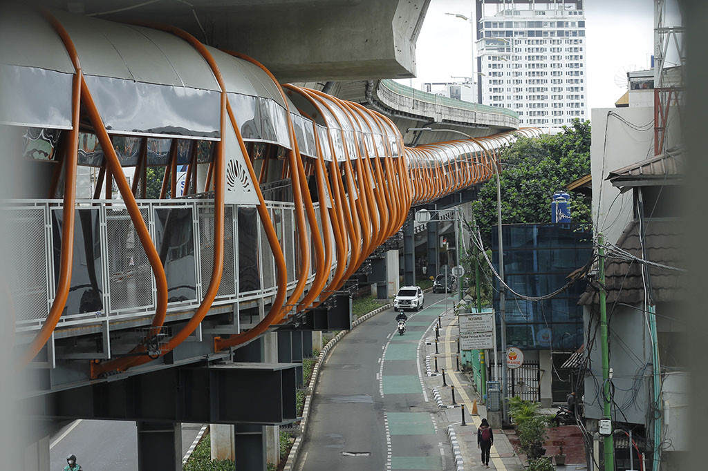 Skywalk Kebayoran dibangun sebagai sarana integrasi antara Halte Busway Velbak Koridor 13-Halte Busway Pasar Kebayoran Lama Koridor 8 dan Stasiun KAI Kebayoran.