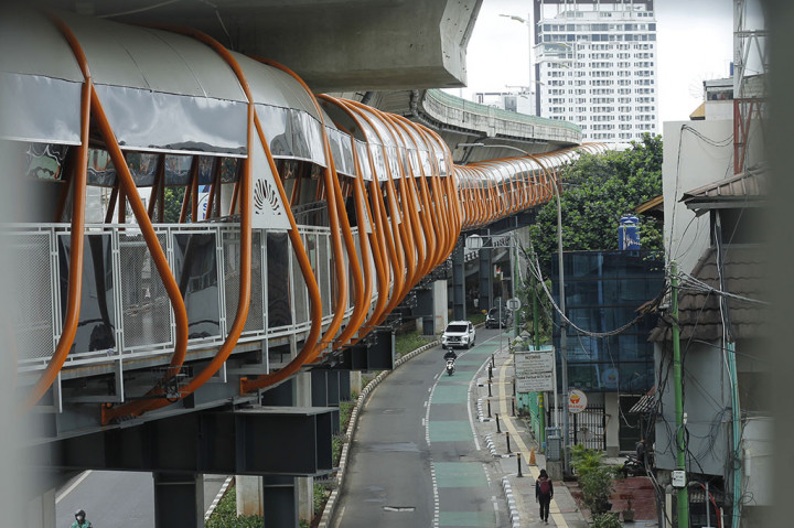 Skywalk Kebayoran dibangun sebagai sarana integrasi antara Halte Busway Velbak Koridor 13-Halte Busway Pasar Kebayoran Lama Koridor 8 dan Stasiun KAI Kebayoran.