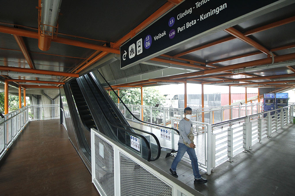 JPO Kebayoran Lama ini dilengkapi tiga unit lift dan dua eskalator untuk memudahkan mobilitas masyarakat termasuk lansia, ibu hamil dan penyandang disabilitas.