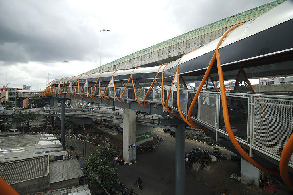 Pada sisi jembatan dipasang 215 unit lampu artistik untuk memperindah di  malam hari serta 10 unit kamera pengawas (CCTV) di luar dan tiga unit kamera dalam.
  
