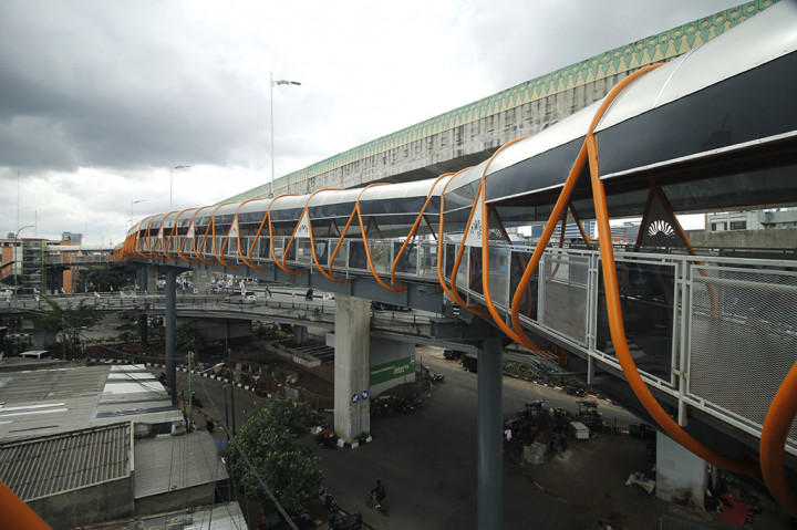 Pada sisi jembatan dipasang 215 unit lampu artistik untuk memperindah di  malam hari serta 10 unit kamera pengawas (CCTV) di luar dan tiga unit kamera dalam.
  
